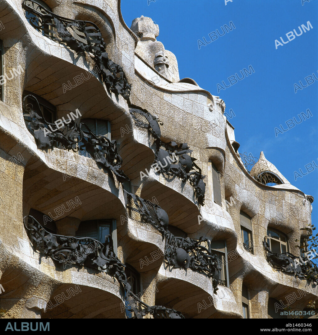 ARTE S. XIX. ESPAÑA. MODERNISMO. GAUDI, Antoni (1852-1926). Arquitecto español. LA PEDRERA o CASA MILA (1905-1910). Exterior. Barcelona. Cataluña.