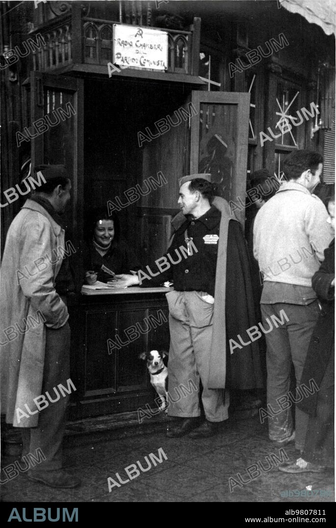 19 diciembre 1936. El radio comunista de Madrid ha Instalado un puesto para la recaudación de Donativos para los Soldados que Luchan en el Puente, Aprovechando el confesionario de una Iglesia. En Muchas Calles de Madrid Han aparecido Puestos de este tipo durante la navidad Roja.