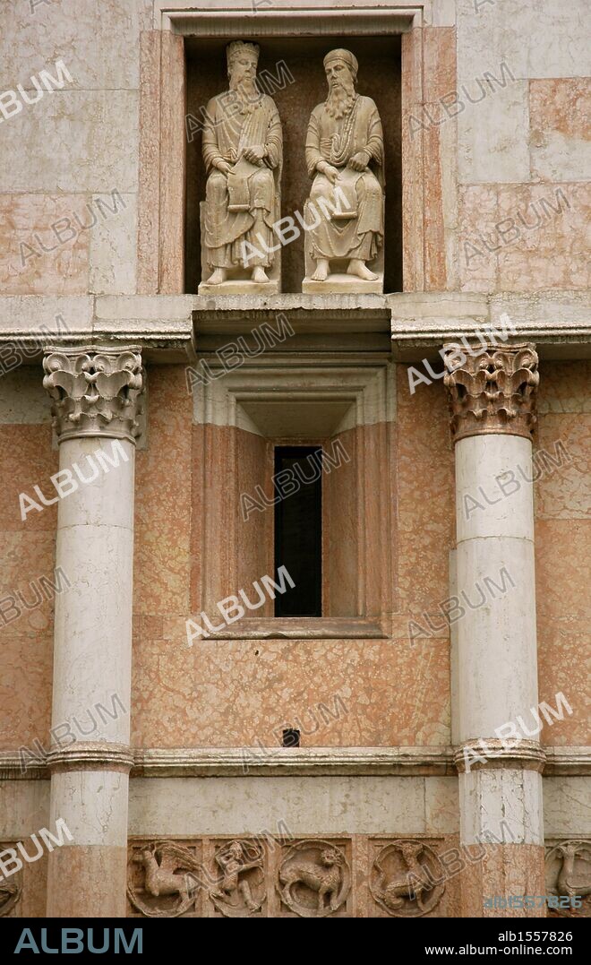 ARTE ROMANICO. ITALIA. Esculturas de la fachada exterior del BAPTISTERIO DE PARMA (1196-1260) realizadas por el escultor ANTELAMI y su escuela. PARMA. Región de Emilia Romagna.