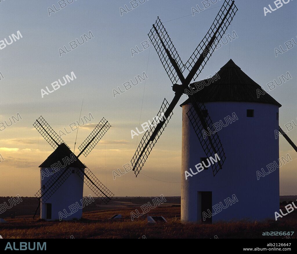 CASTILLA-LA MANCHA. MOTA DEL CUERVO. Paisaje con los típicos MOLINOS DE VIENTO al atardecer. Provincia de Cuenca. España.