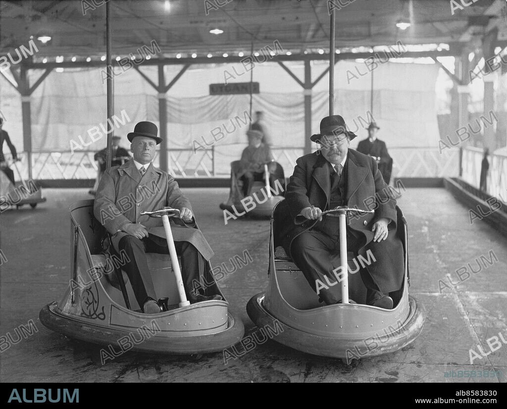 Göteborg 14 maj 1928 - Liseberg. Lisebergschefen Herman Lindholm till vänster i radiobilarna - det är Lisebergs styrelse som träffas *** Local Caption *** GT Låda: Krep 2009-03. KAMERAREPORTAGE.