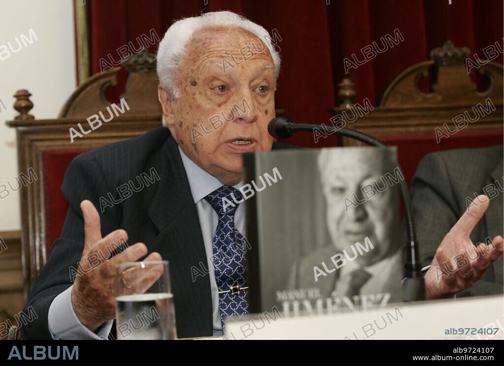 MADRID, 04/09/08.- The former president of the Constitutional Court, Manuel Jiménez de Parga (i), together with the academic Salustiano del Campo (c) the former head of the King's House, Sabino Fernández Campo, and Francesc de Carreras during the presentation of his book of memoirs, titled "Living is risking. Memory of the past and what has been studied", held this afternoon in Madrid. PHOTO: DANIEL G. LOPEZ ....ARCHDC.