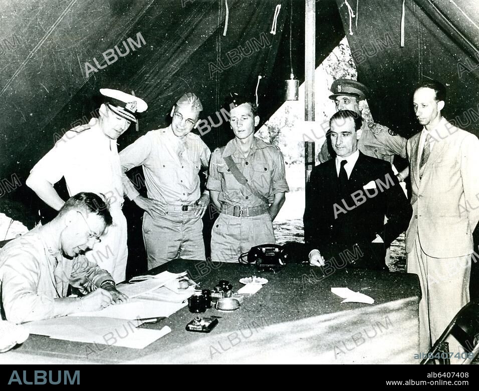 2. Weltkrieg / Italien: Nach der alliiierten Landung auf Sizilien am 10. Juli 1943: Waffenstillstand von Cassibile zwischen dem Königreich Italien (Regierung von Marschall Pietro Badoglio) und den Alliierten, 3. September 1943.-Die Unterzeichnung des Abkommens durch (v.l.) Generalmajor Walter Bedell Smith (USA), Kommodore ...