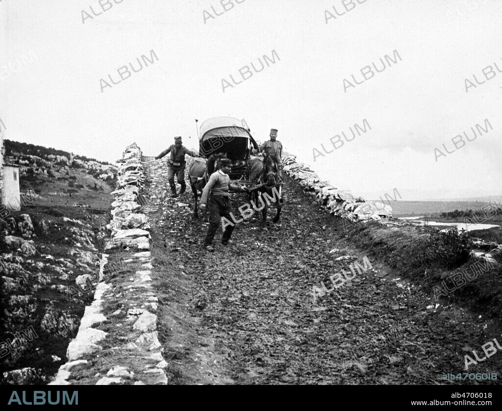 Passage difficile d'un pont en Serbie. Photographie de Jean BRUNHES (1869-1930) en Serbie en 1913. Credit: Brunhes-Delamarre/KHARBINE-TAPABOR.