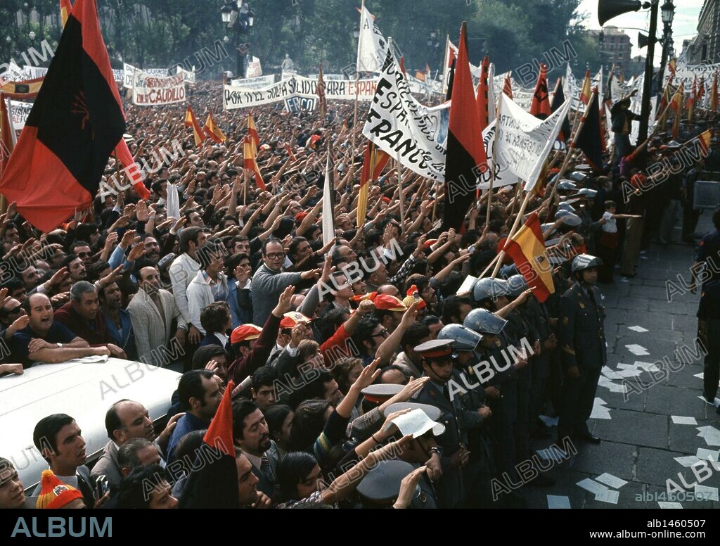 FRANCISCO FRANCO MILITAR Y POLITICO ESPAÑOL. EL FERROL 1892-1975 MANIFESTACION DE ADHESION AL REGIMEN FRANQUISTA EN MADRID OCTUBRE DE 1975 SALUDO FASCISTA.