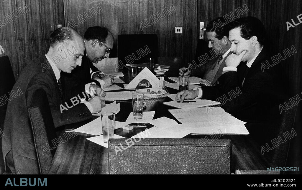 JURADO DEL PREMIO ADONAIS DE POESIA ( JOSE HIERRO, VICENTE ALEIXANDRE JUNTO A OTROS).
