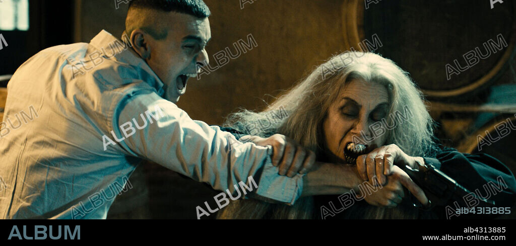 MARIO CASAS y TERELE PAVEZ en LAS BRUJAS DE ZUGARRAMURDI, 2013, dirigida por ALEX DE LA IGLESIA. Copyright ENRIQUE CEREZO PRODUCCIONES.