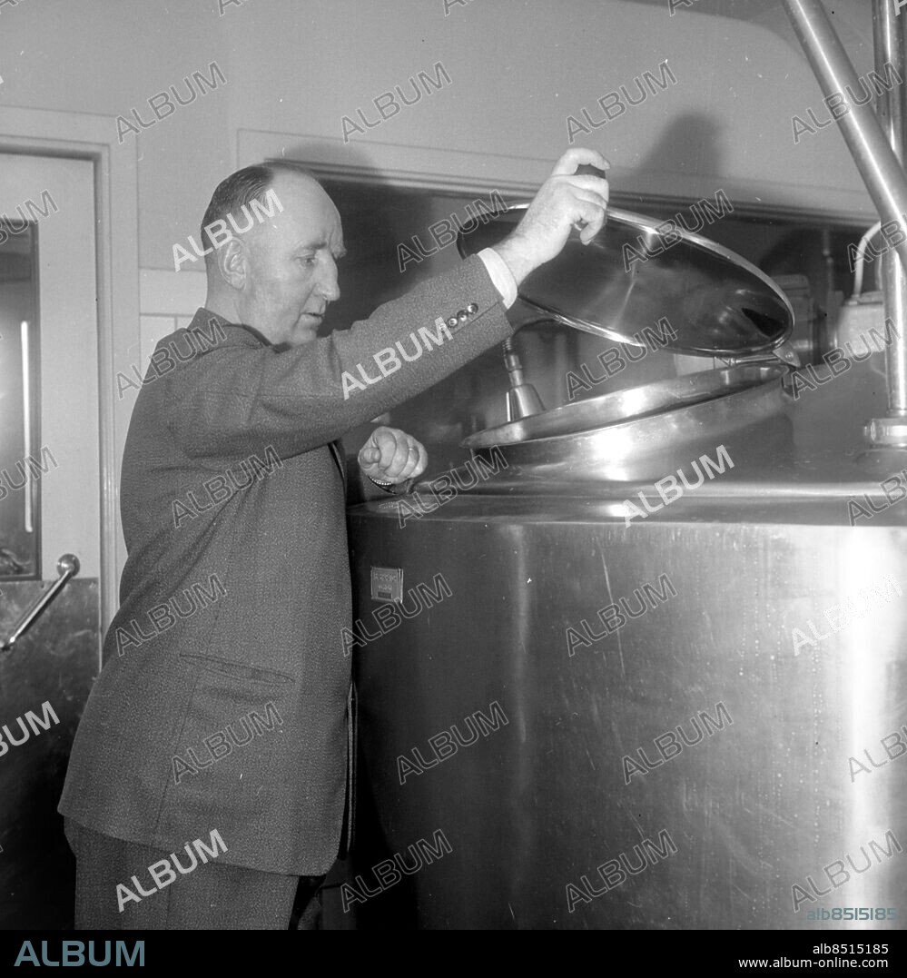 TROLLHÄTTAN 1958.. Glass-Oskar - Oskar Olsson (1905-1973), skapare av Trollhätteglass - *** Local Caption *** Finns i låda GT-GHT Reportagelåda 01 Foto: Christian Tyre / Kamerareportage / TT / Kod: 2524.