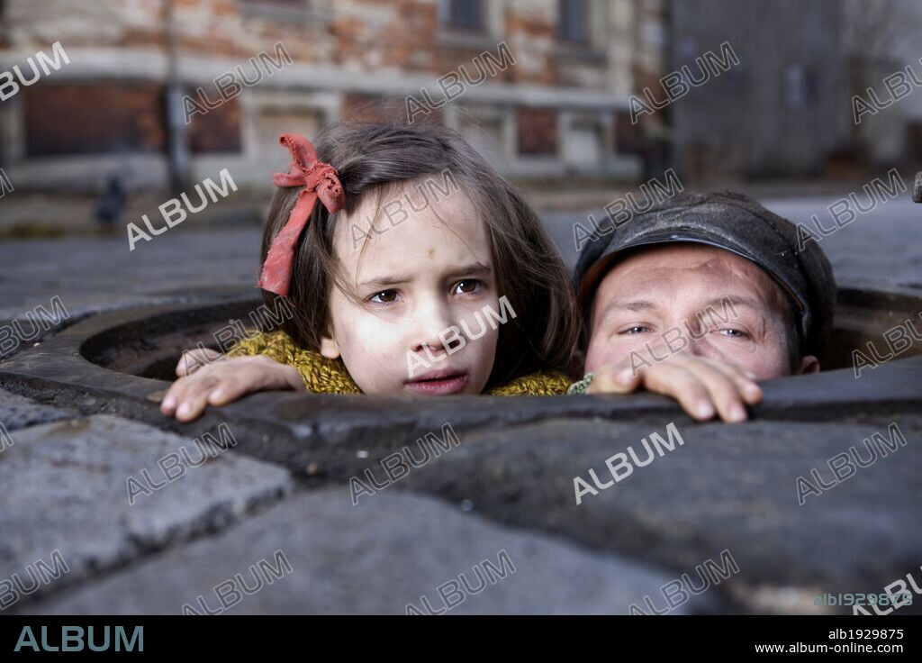 MILLA BANKOWICZ und ROBERT WIECKIEWICZ in IN DARKNESS, 2011, unter der Regie von AGNIESZKA HOLLAND. Copyright SONY PICTURES CLASSICS / DICHANT, JASMIN MARLA.