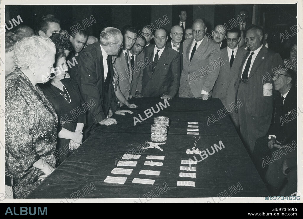 Seville, 1958. Juan de Mata Carriazo, presents the jewels from the Carambolo Treasure at the Town Hall.