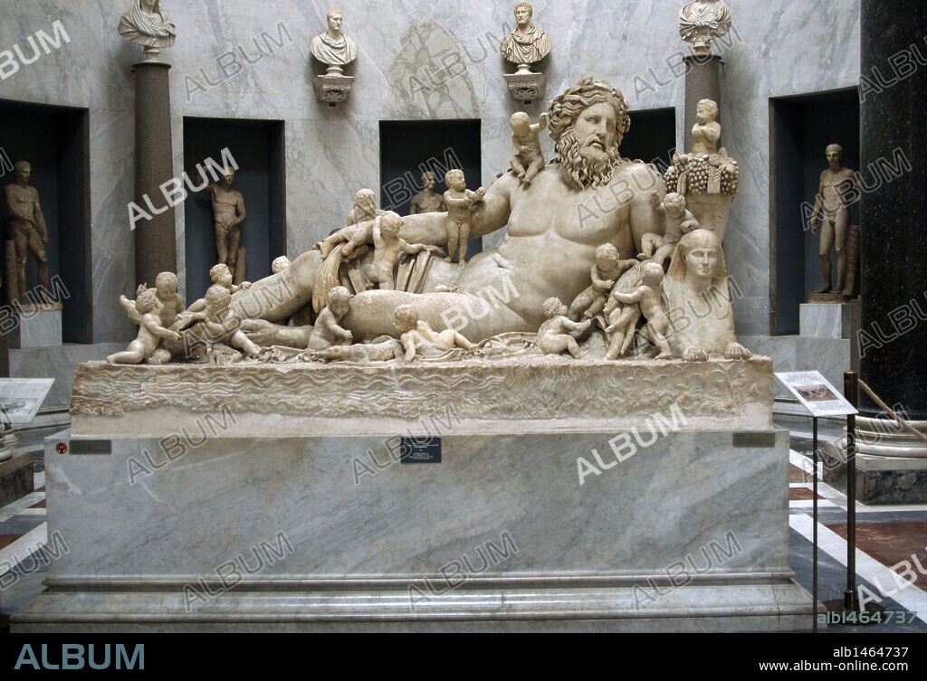 ARTE ROMANO. ITALIA. ESTATUA ALEGORICA DEL RIO NILO. Conjunto escultórico realizado en mármol. A su derecha destaca la esfinge y el Cuerno de la Abundancia. Copia romana de un original helenístico. Siglo I después de Cristo. Pieza procedente del Templo de Isis y Serapis, cerca de Santa Mariai Sopra Minerva. Braccio Nuovo. Museo Chiaramonti. Museos Vaticanos. Ciudad del Vaticano. Europa.