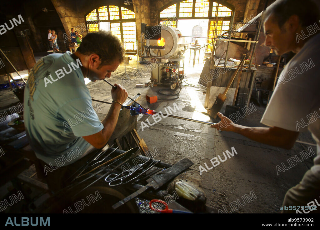 Fabricacion de vidrio artesanal Guardiola (Gordiola). Algaida.Es Pla.Mallorca.Illes Balears.España.