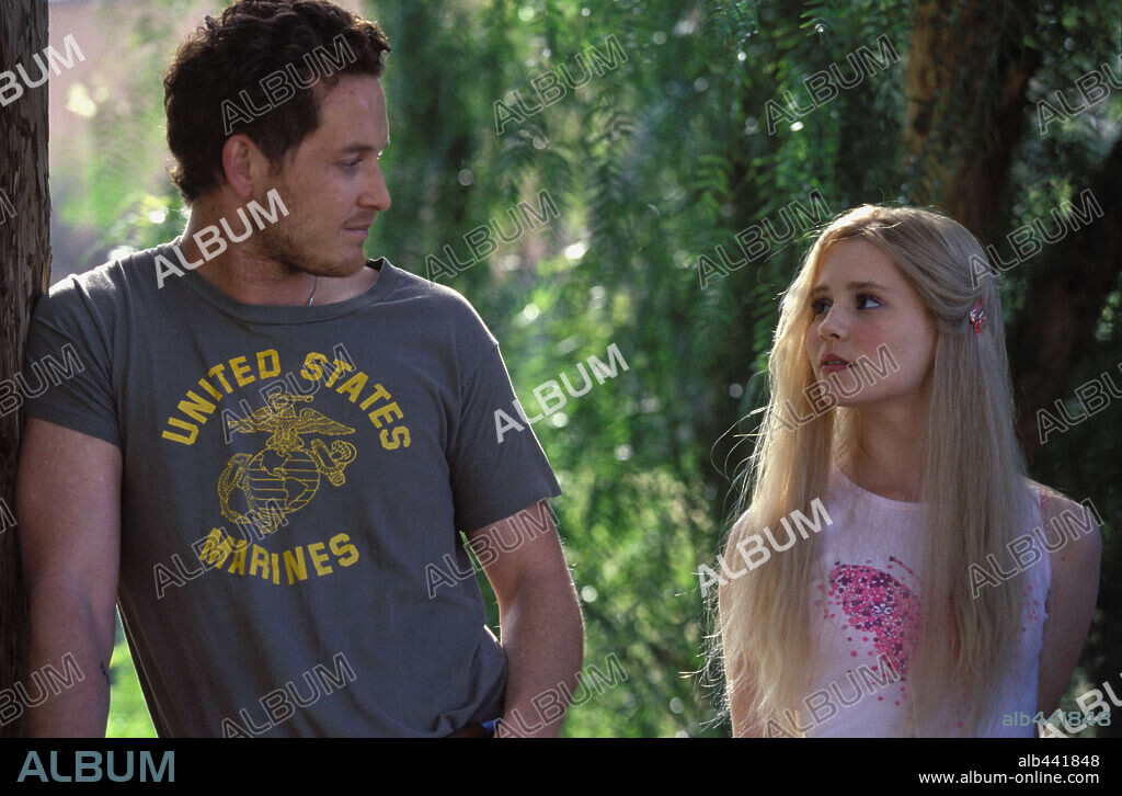 ALISON LOHMAN and COLE HAUSER in WHITE OLEANDER, 2002, directed by PETER KOSMINSKY. Copyright WARNER BROS. PICTURES / ZINK, VIVIAN.