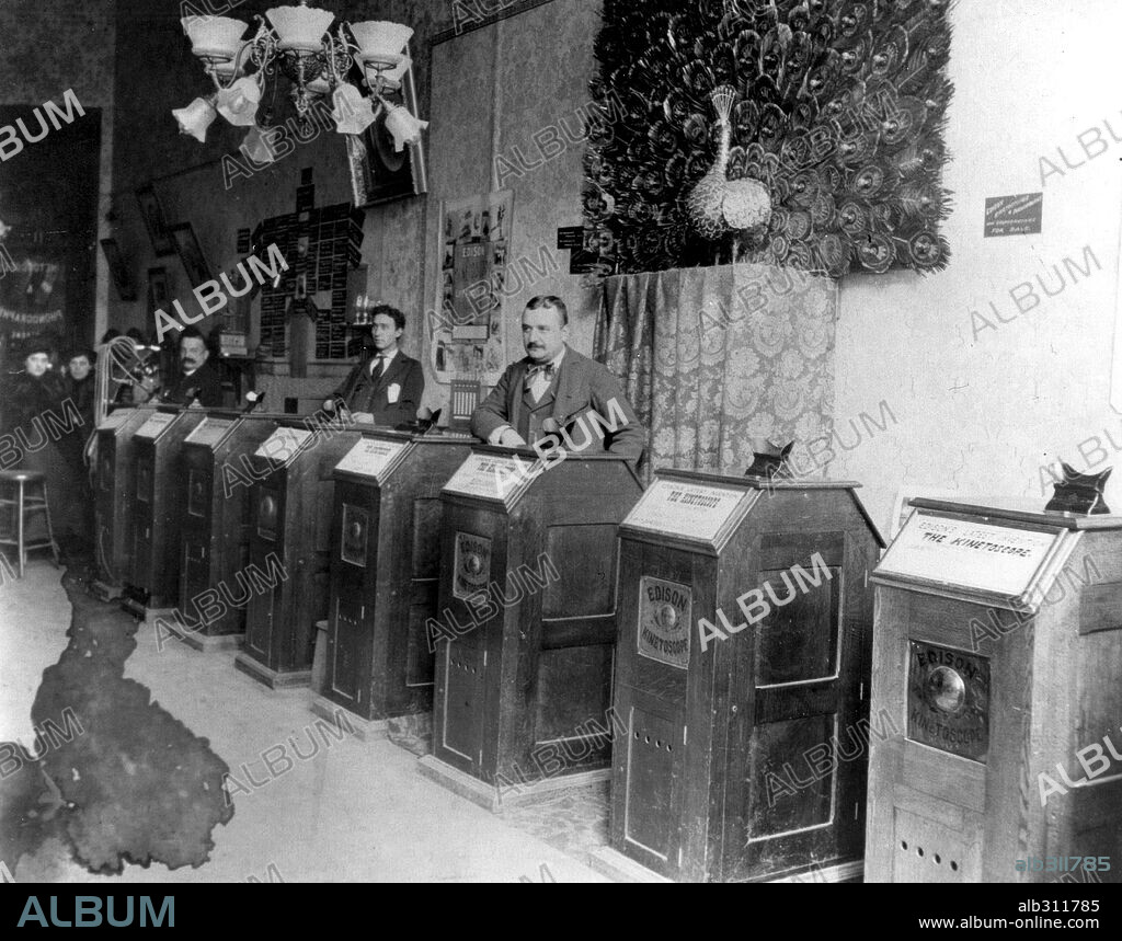THOMAS ALVA EDISON en HISTORIA DEL CINE: STUDIOS (FILM HISTORY: STUDIOS). Quinetoscopios, precursores del moderno proyector de películas.