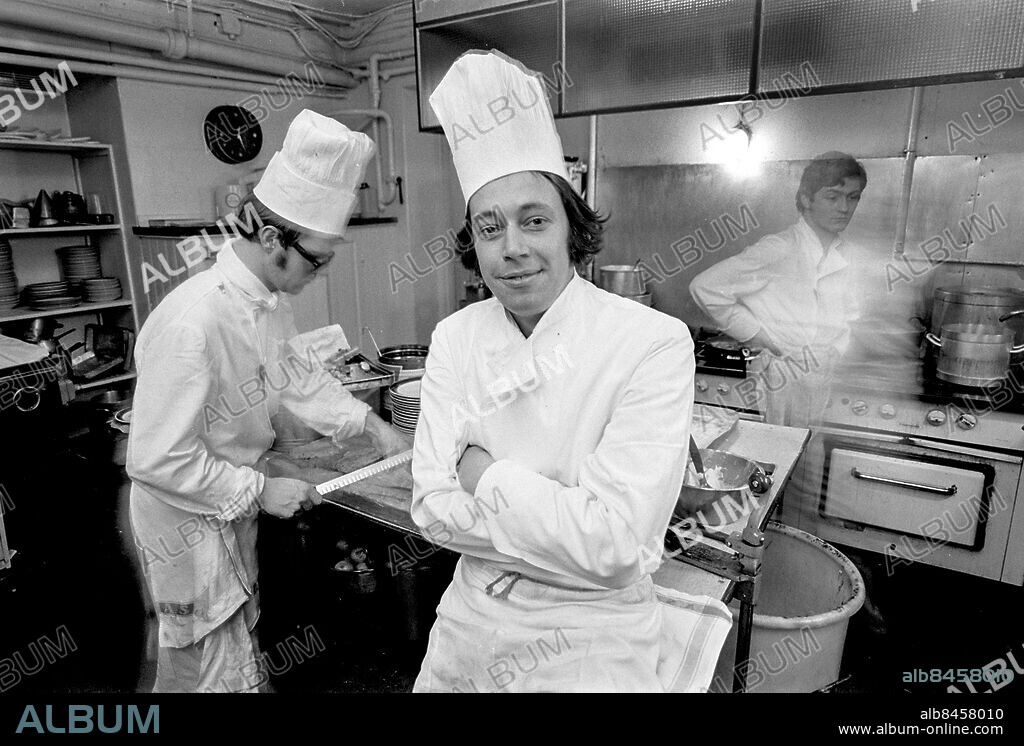 STOCKHOLM 1970-10-20.. LÄTTLAGAT MED FRANK HOLLINGWORTH OCH ARNE NILSSON. TV-program.. Sänt första gången 1970-11-13.. Här ses bl.a. kocken Frank Hollingworth (i mitten) i köket.. Foto: Bertil S-son Åberg / RiR / SVT / Kod: 5600. Reportage publ. i RiR 46/70 sid. 16-17.. RiR 19963 sv/v neg.