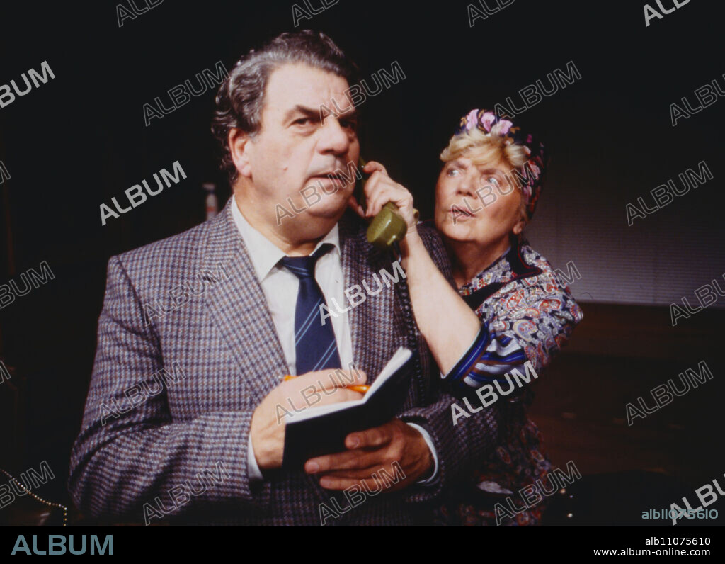 Mrs. Pieper lives dangerously, theater performance from the Ohnsorg Theater Hamburg, Germany 1975, Director: Alfred Johst, Jochen Schenck, Actors: Werner Riepel, Heidi Kabel.