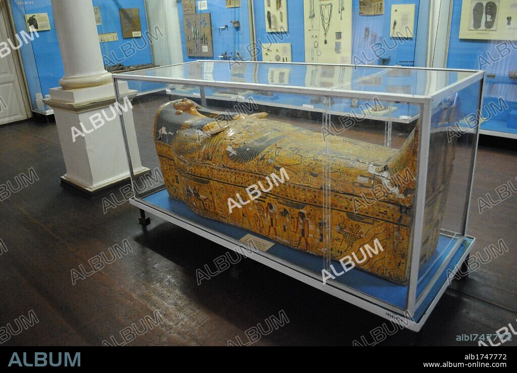 ARTE EGIPCIO. EGIPTO. Vista de un SARCOFAGO exterior de madera, ricamente decorado. Pertenecía a un sumo sacerdote de Amón. Dechado en la dinastía XXII, perteneciente al período de (945 a. C. -175 a. C), llamado Tercer Perído Intermedio. Gobernado por una dinastía de origen Libio, que se pondrá bajo la proteccioón del diós Amón. Museo Arqueológico de Odesa. Ucranai. Europa oriental.