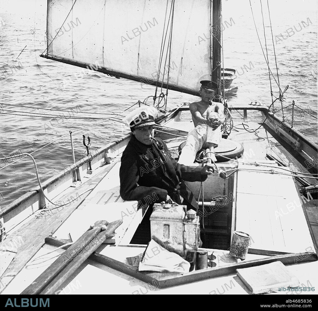 Ella MAILLART (19003-1997) en 'vieux loup de mer' et Henri-Benedecit de SAUSSURE (1905-1984) dit Ben lors du voyage des 5 jeunes filles en mediterranee (Ella Maillart dite Kini, Hermine de Saussure dite Miette, Yvonne de Saussure, Marthe Oulie dite Patchoum et Mariel Jean-Brunhes dite Riel) sur le voilier 'Bonita' vers la Crete pour des fouilles archeologiques en 1925. Photo Mariel Jean-Brunhes (1905-2001). Credit: Brunhes-Delamarre/KHARBINE-TAPABOR.