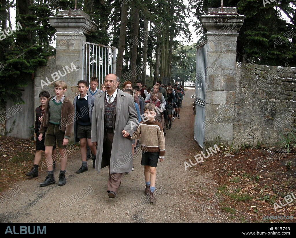 GERARD JUGNOT, JEAN-BAPTISTE MAUNIER and MAXENCE PERRIN in THE CHORUS, 2004 (LES CHORITES), directed by CHRISTOPHE BARRATIER. Copyright PATHE RENN PRODUCTIONS.