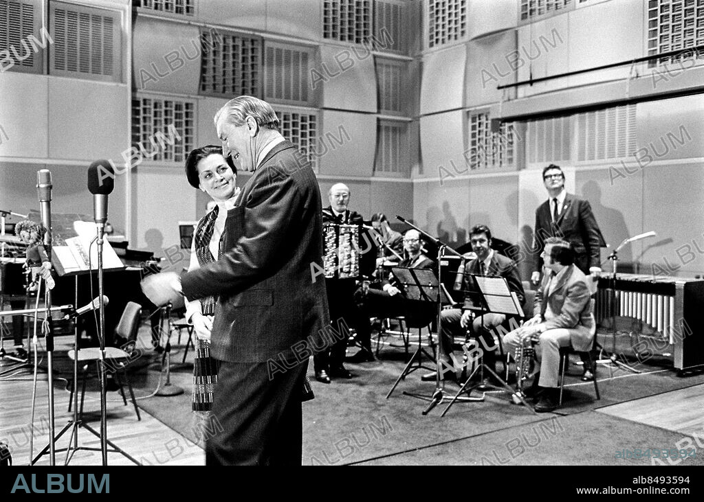 STOCKHOLM 1971-02-07.. FRUKOSTKLUBBEN. Radiounderhållning med Sigge Fürst, Göte Wilhelmsons orkester m.fl.. Sänt under säsongen 1971.. Här ses Sigge Fürst, revyartist, sångare och skådespelare, och Elisabeth Söderström, opera- och konsertsångerska (sopran), med orkestern i bakgrunden.. Foto: Bo-Aje Mellin / RiR / SVT / Kod: 5600. Reportage publ. i RiR 9/71 sid. 8-10.. RiR 20066 sv/v neg.