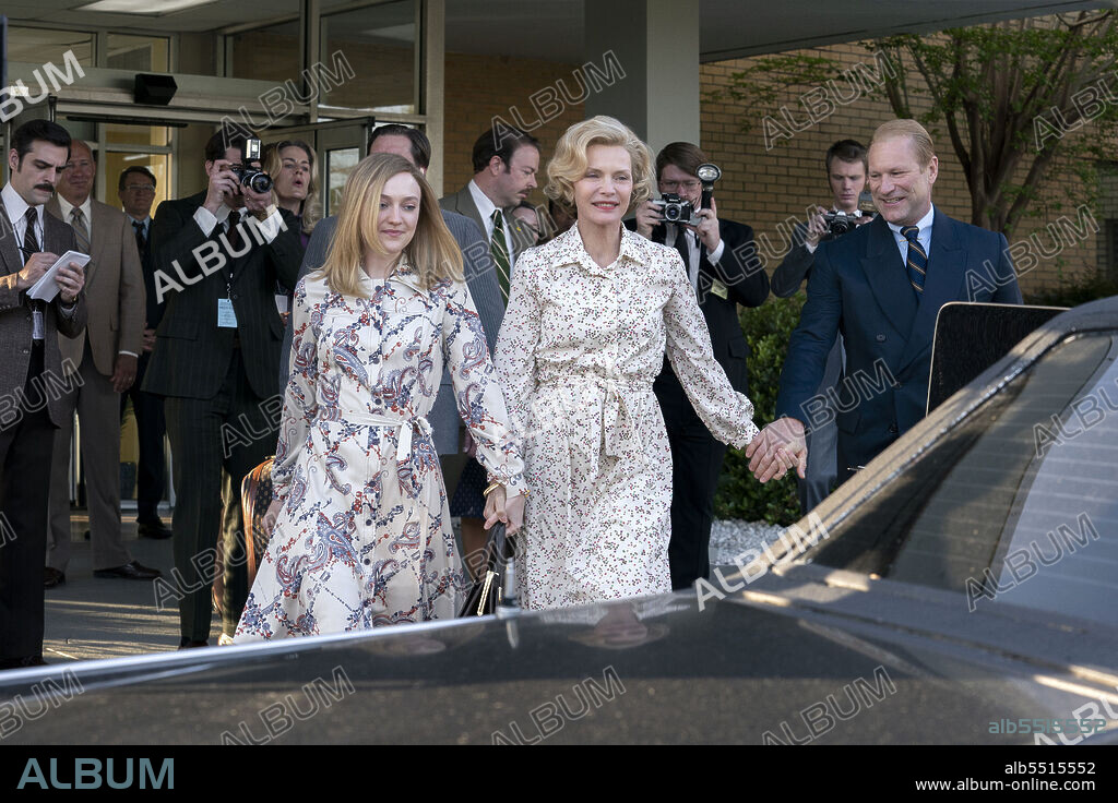 DAKOTA FANNING und MICHELLE PFEIFFER in THE FIRST LADY, 2022, unter der Regie von SUSANNE BIER. Copyright Showtime / Lionsgate.