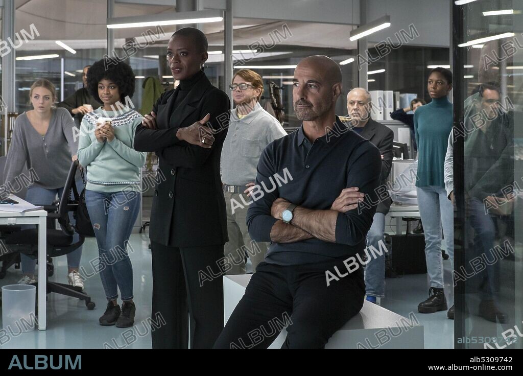 STANLEY TUCCI et T'NIA MILLER dans LA FORTUNA, 2021, réalisé par ALEJANDRO AMENABAR. Copyright MOD PRODUCCIONES / MOVISTAR +.