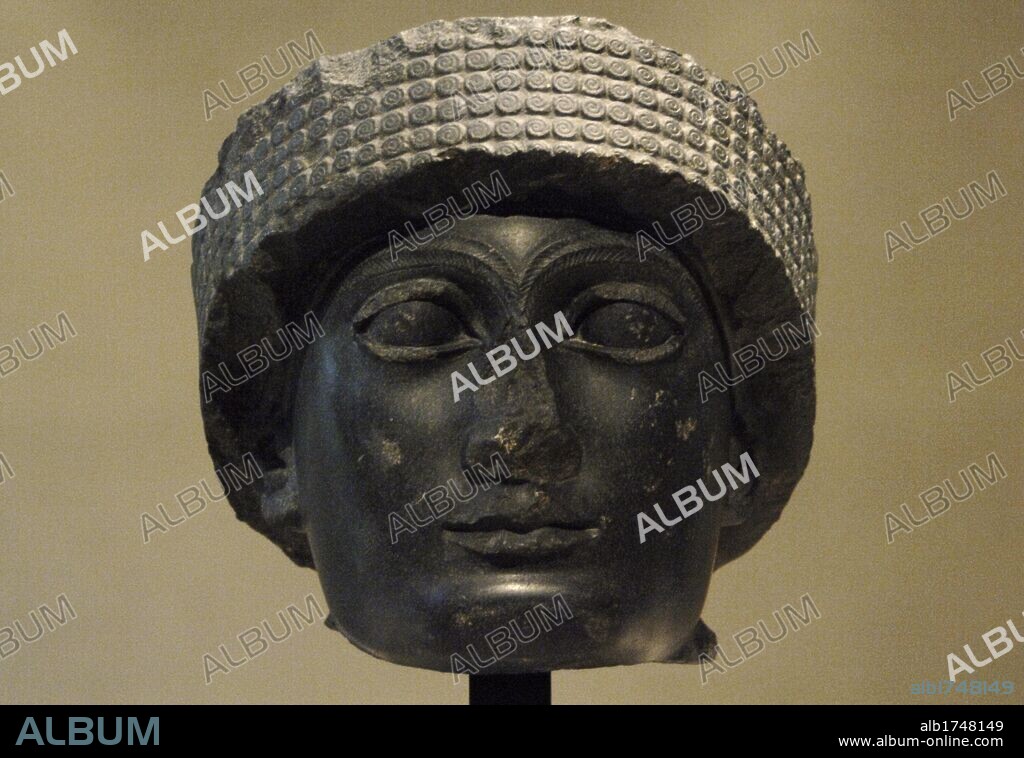 ARTE MESOPOTAMICO. SUMERIO. CABEZA CON TURBANTE DE GUDEA, príncipe, patesi o ensi de Lagash. (Hacia a. C 2120). Escultura realizada en diorita. Tello, antigua ciudad de Girsú. (Irak). Museo del Louvre. París. Francia.