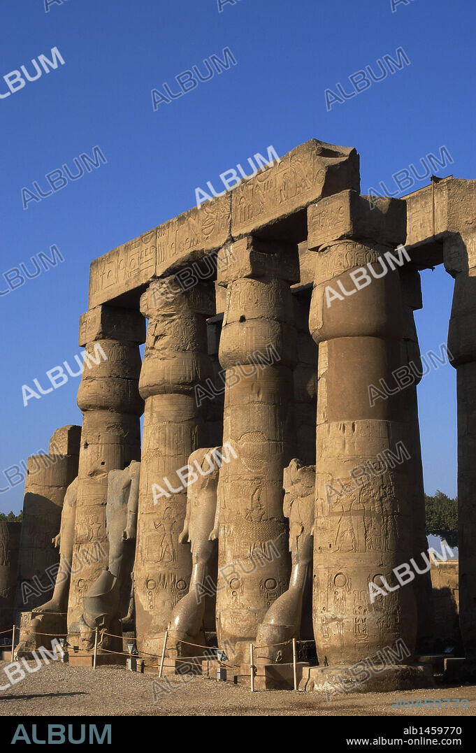 ARTE EGIPCIO. EGIPTO. TEMPLO DE LUXOR. Vista de las columnas de fuste liso y capiteles papiriformes cerrados del PRIMER PATIO (Construido durante el reinado de RAMSES II). XIX Dinastía. Imperio Nuevo. Antigua Tebas "Waset".