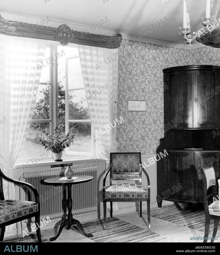 Närke 1953-08-30. Olshammar. Gården är mest känd som Verner von Heidenstams barndomshem. Minnesrummet, Heidenstamrummet, på Olshammar. Foto: SvD / TT / kod 12014.