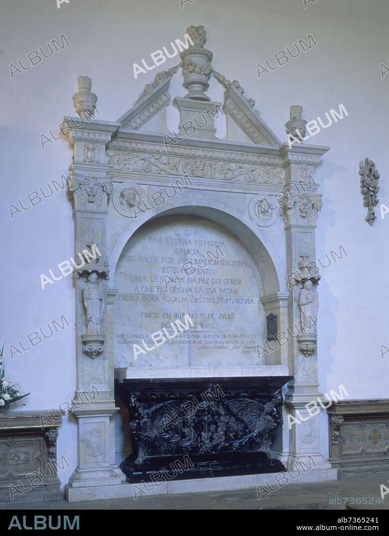 MAUSOLEO DE ROSALIA DE CASTRO EN LA CAPILLA DEL EVANGELIO.
