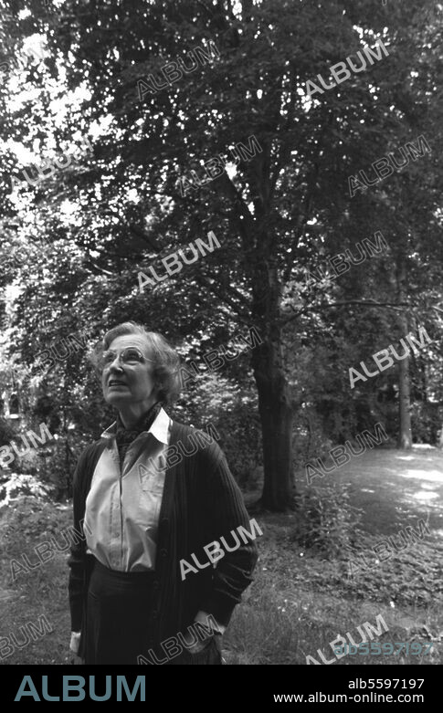 Trott zu Solz, Dr. Clarita von, Gattin des Widerstandskämpfers Adam von Trott zu Solz. Foto, Berlin, 1.7.1994 (Dieter E. Hoppe). Dr. Clarita von Trott zu Solz, geborene Tiefenbacher (geb. am 19. September 1917 in Hamburg; gestorben am 28. März 2013 in Berlin). Deutsche Ärztin und Psychotherapeutin. Ehegattin von Adam von Trott zu Solz, Widerstandskämpfer gegen den Nationalsozialismus und beteiligt am Attentat auf Adolf Hitler am 20. Juli 1944.