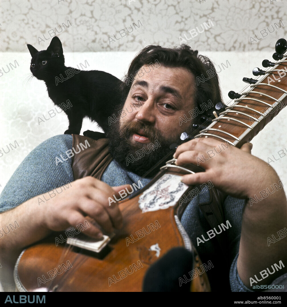 ARKIV 1970-02-08. Trubaduren Cornelis Vreeswijk med en sitar i famnen och sin svarta kattunge på axeln i hemmet . Foto: Alf Lidman / TT / Kod: 190.