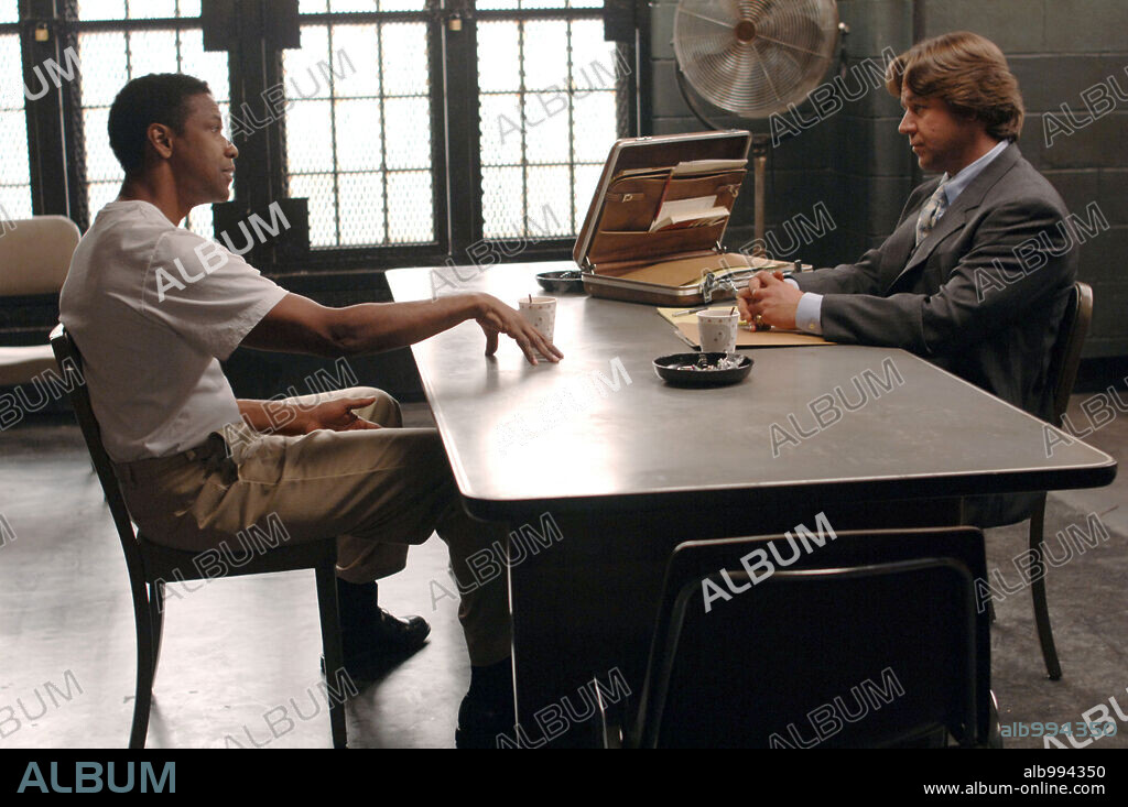 DENZEL WASHINGTON and RUSSELL CROWE in AMERICAN GANGSTER, 2007, directed by RIDLEY SCOTT. Copyright UNIVERSAL PICTURES.
