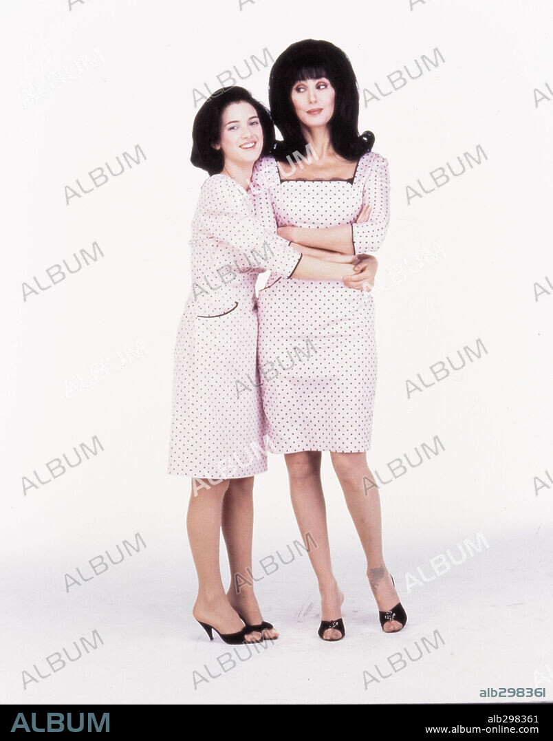 CHER y WINONA RYDER en SIRENAS, 1990 (MERMAIDS), dirigida por RICHARD BENJAMIN. Copyright ORION PICTURES.