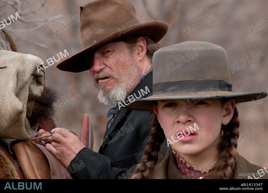 HAILEE STEINFELD and JEFF BRIDGES in TRUE GRIT, 2010, directed by ETHAN COEN and JOEL COEN. Copyright PARAMOUNT PICTURES.