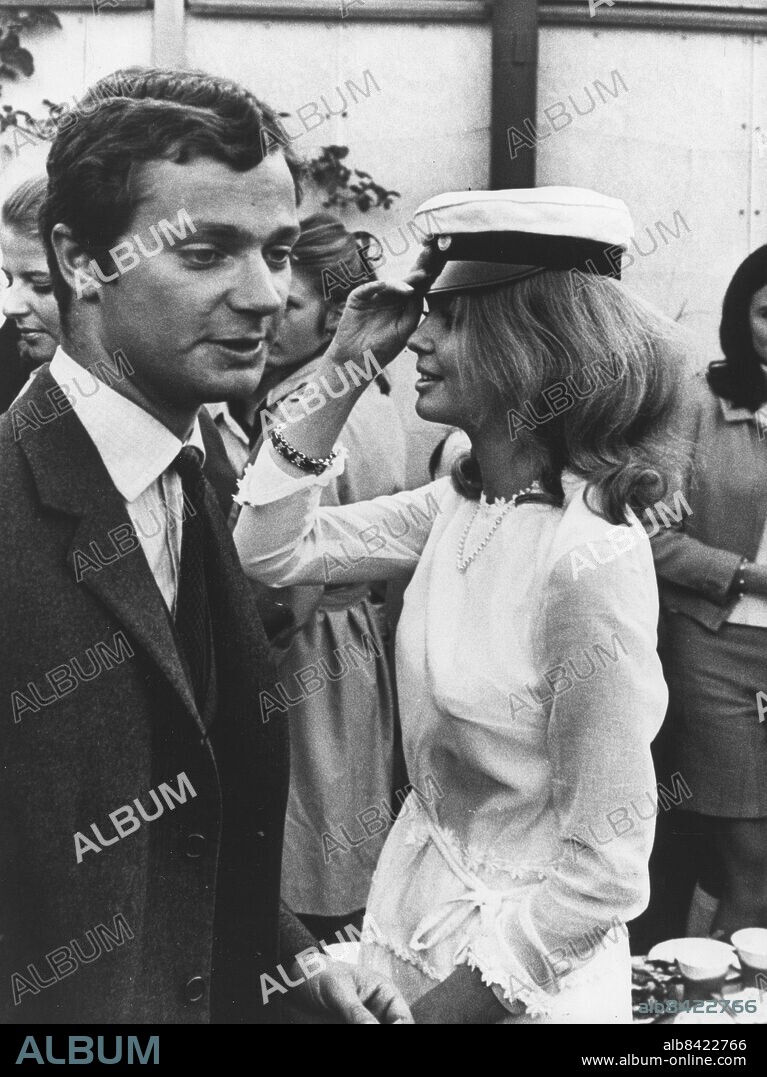 SIGTUNA 19680515. Christina "Titti" Wachtmeister tar studenten och gratuleras av kronprins Carl Gustaf.. Foto: NTB kod 190.