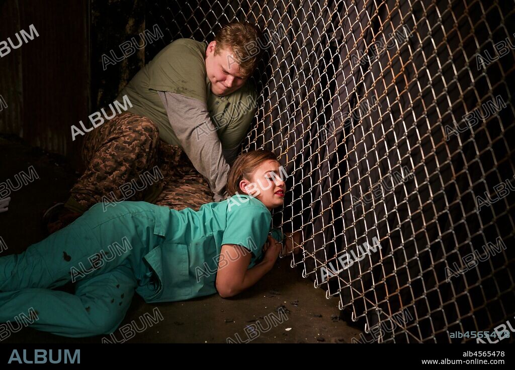 ANDREW CALDWELL und SHAZI RAJA in HALLOWEEN HAUNT, 2019 (HAUNT), unter der Regie von BRYAN WOODS und SCOTT BECK. Copyright Sierra Affinity.