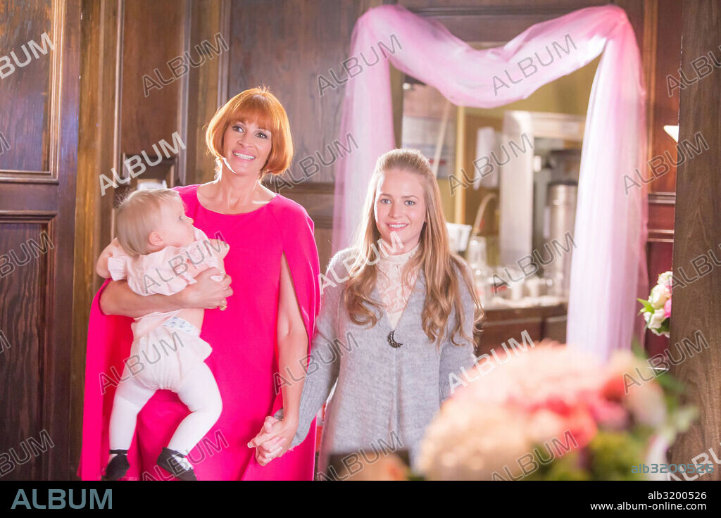 BRITT ROBERTSON and JULIA ROBERTS in MOTHER'S DAY, 2016, directed by GARRY MARSHALL. Copyright APERTURE MEDIA PARTNERS/CAPACITY PICTURES/GULFSTREAM PICTURE.