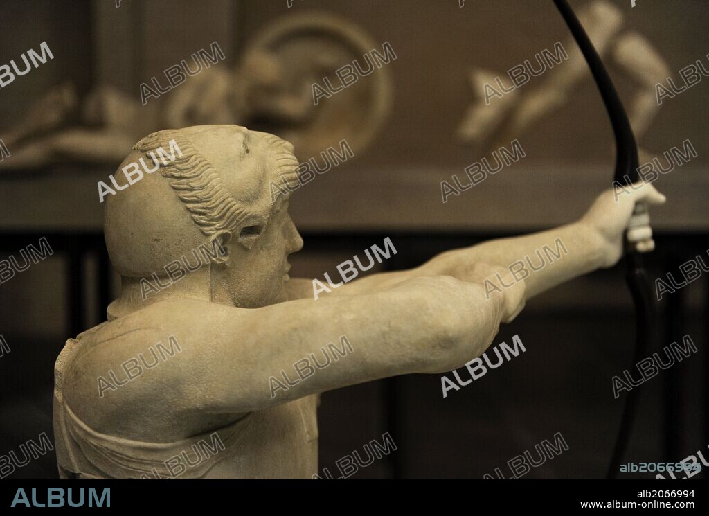 ARTE GRIEGO. GRECIA. Sala del Grupo Frontón Este del templo de Egina. Alrededor de 480 aC. Arquero arrodillado (fig. V). Representa a Heracles con su piel de león, disparando a Laomedonte. Glyptothek. Munich. Alemania. Europa.