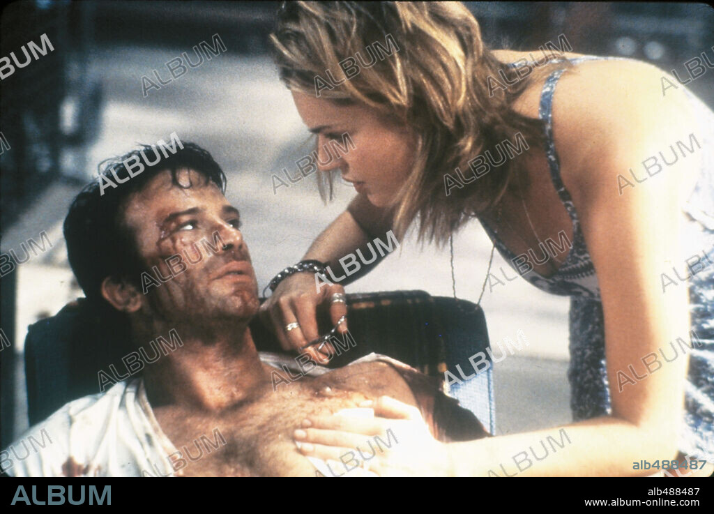 REBECCA ROMIJN and TOM JANE in THE PUNISHER, 2004, directed by JONATHAN HENSLEIGH. Copyright ARTISAN ENTERTAINMENT / PAGE, GENE.