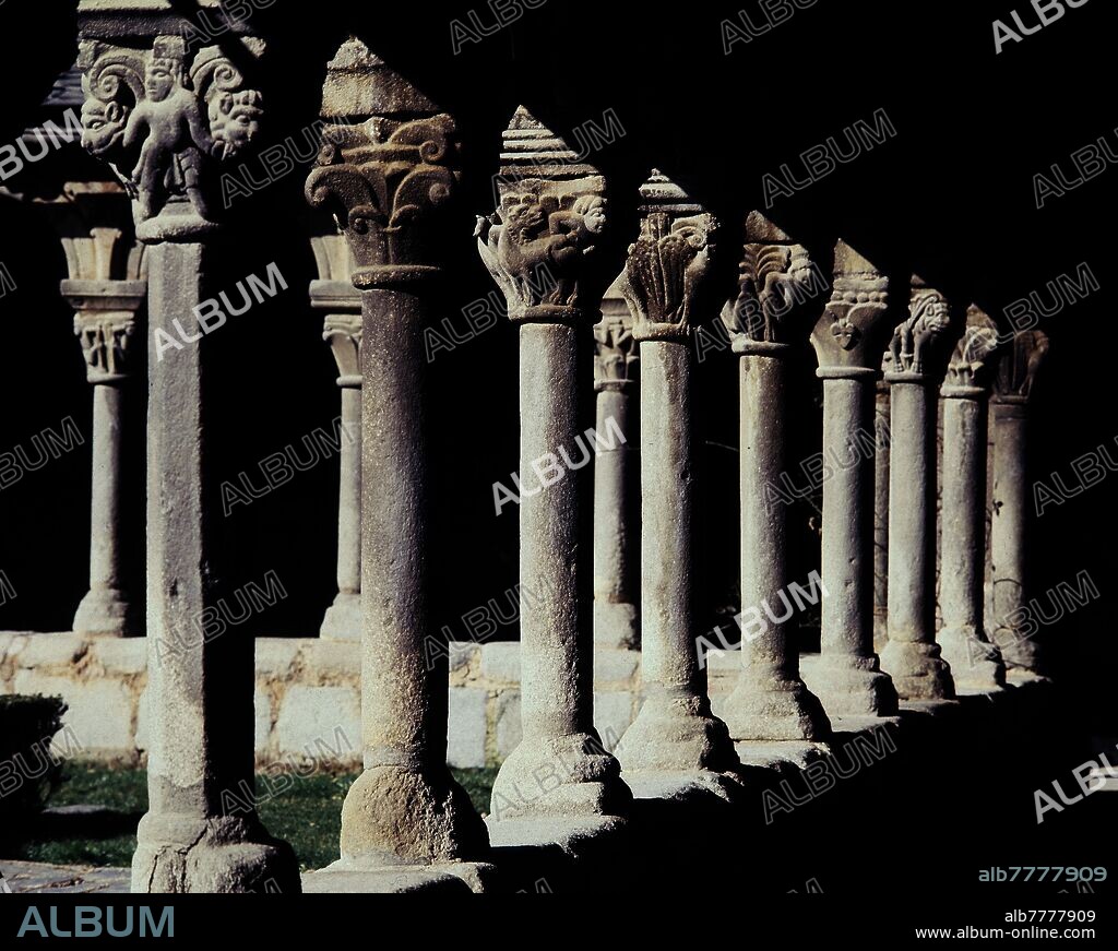 COLUMNAS DEL CLAUSTRO ROMANICO DE LA CATEDRAL DE LA SEO DE URGEL - SIGLO XIII.
