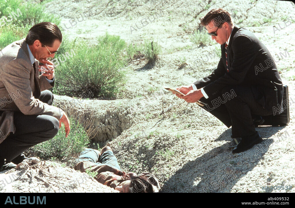 SAM SHEPARD y VAL KILMER en CORAZÓN TRUENO, 1992 (THUNDERHEART), dirigida por MICHAEL APTED. Copyright TRI STAR PICTURES.