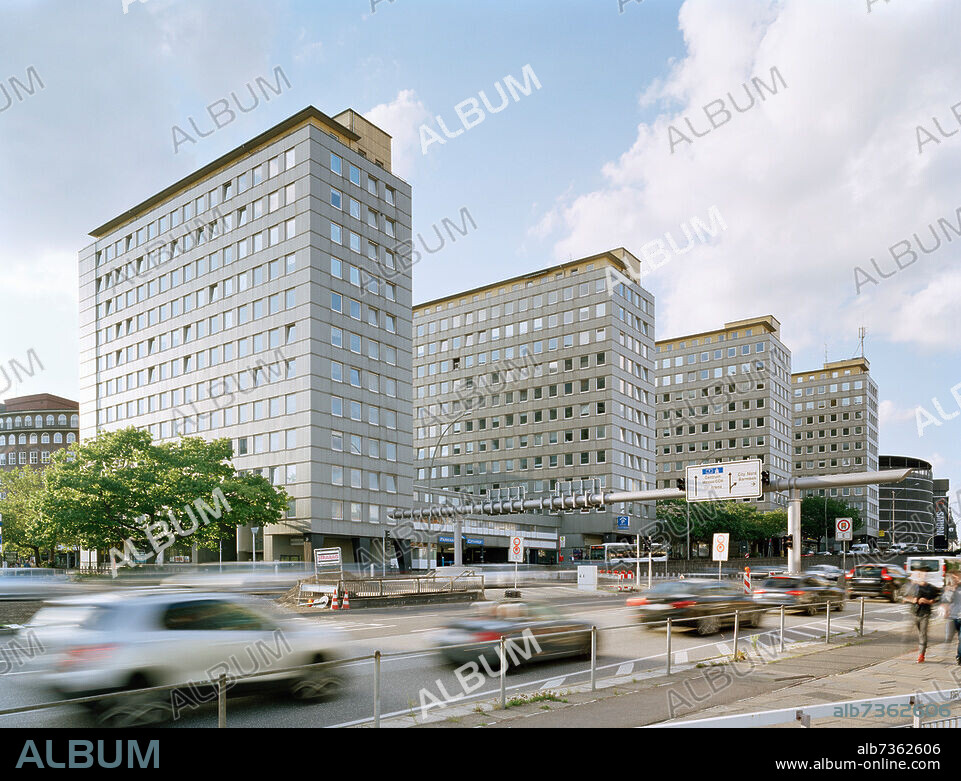 City-Hof, Hamburg 2016
Architekt: Rudolf Klophaus, Erbaut: 1950er Jahre 
Ladenpassage; Fassade ursprünglich aus weißen Leca-Platten (Keramik), später durch graue Eternit-Platten ersetzt;
Trotz Denkmalschutz zum Abriss frei gegeben.