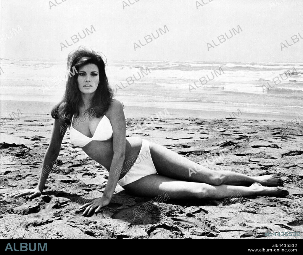 RAQUEL WELCH en RAQUEL Y SUS BRIBONES, 1968 (THE BIGGEST BUNDLE OF THEM ALL), dirigida por KEN ANNAKIN. Copyright M.G.M.