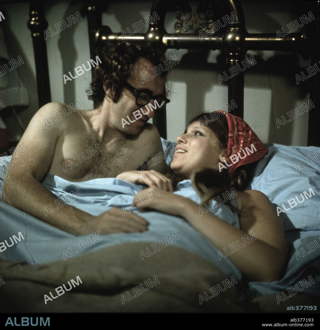 LOUISE LASSER et WOODY ALLEN dans BANANAS, 1971, réalisé par WOODY ALLEN. Copyright UNITED ARTISTS.