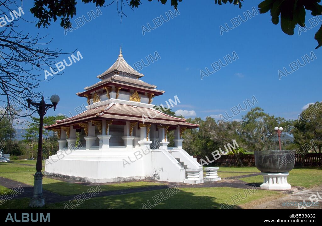 Phrae town was built next to the Yom River in the 12th century and was part of the Mon kingdom of Haripunchai. In 1443, King Tilokaraj of the neighbouring Lanna kingdom captured the town.