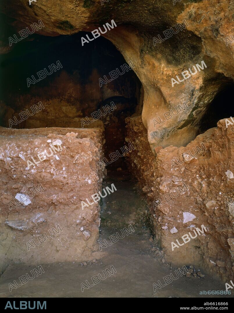 TRINCHERA DOLINA-CUEVA DE LOS ZARPAZOS-INTERIOR(ENCONTRADOS MATERIALES  ENTRE 350 MIL Y 110 MIL AÑOS.