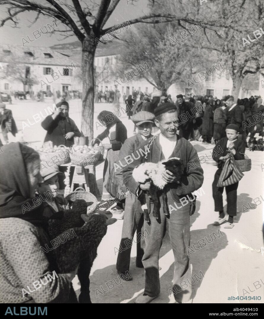 Farmers from Zenica at the market, Bosnia-Hercegovina, Yugoslavia, 1939.