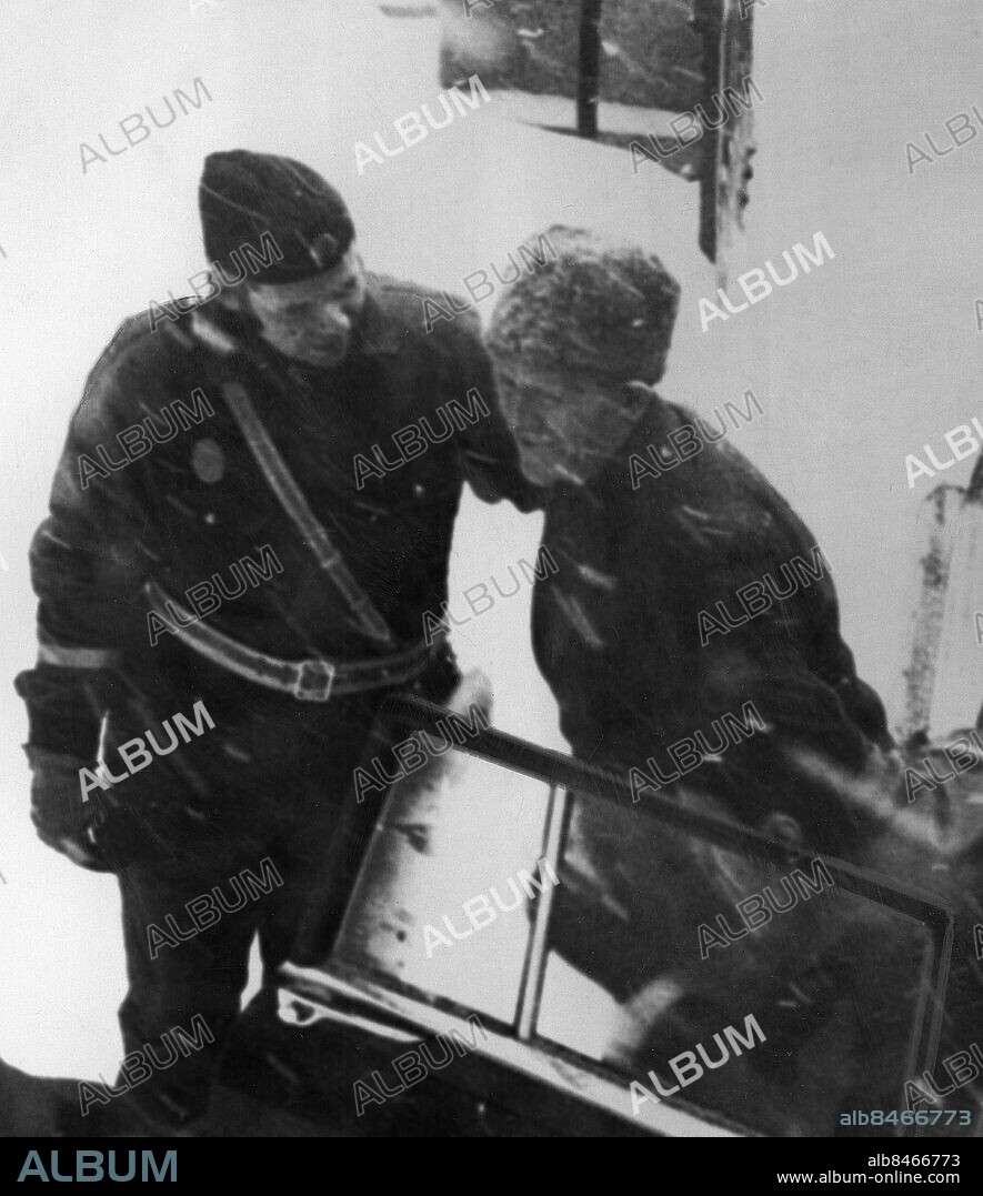 ARKIV SÖDERHAMN 19710301. Fyra timmar efter morden i Söderhamns tingshus grips förövaren Gunnar Bengtsson. En fem år gammal rättstvist låg bakom dramat då Bengtsson sköt ihjäl fyra personer.. Foto: Åkes foto / SCANPIX / Kod: 190.