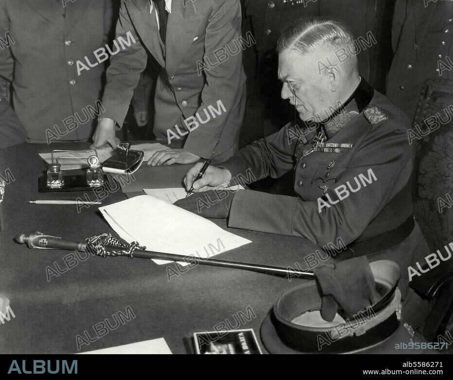 2. Weltkrieg / Kapitulation. Unterzeichnung der Kapitulation im sowjetischen Hauptquartier in Berlin-Karlshorst, 8. Mai 1945. Generalfeldmarschall Wilhelm Keitel bei der Unterzeichnung. Foto.